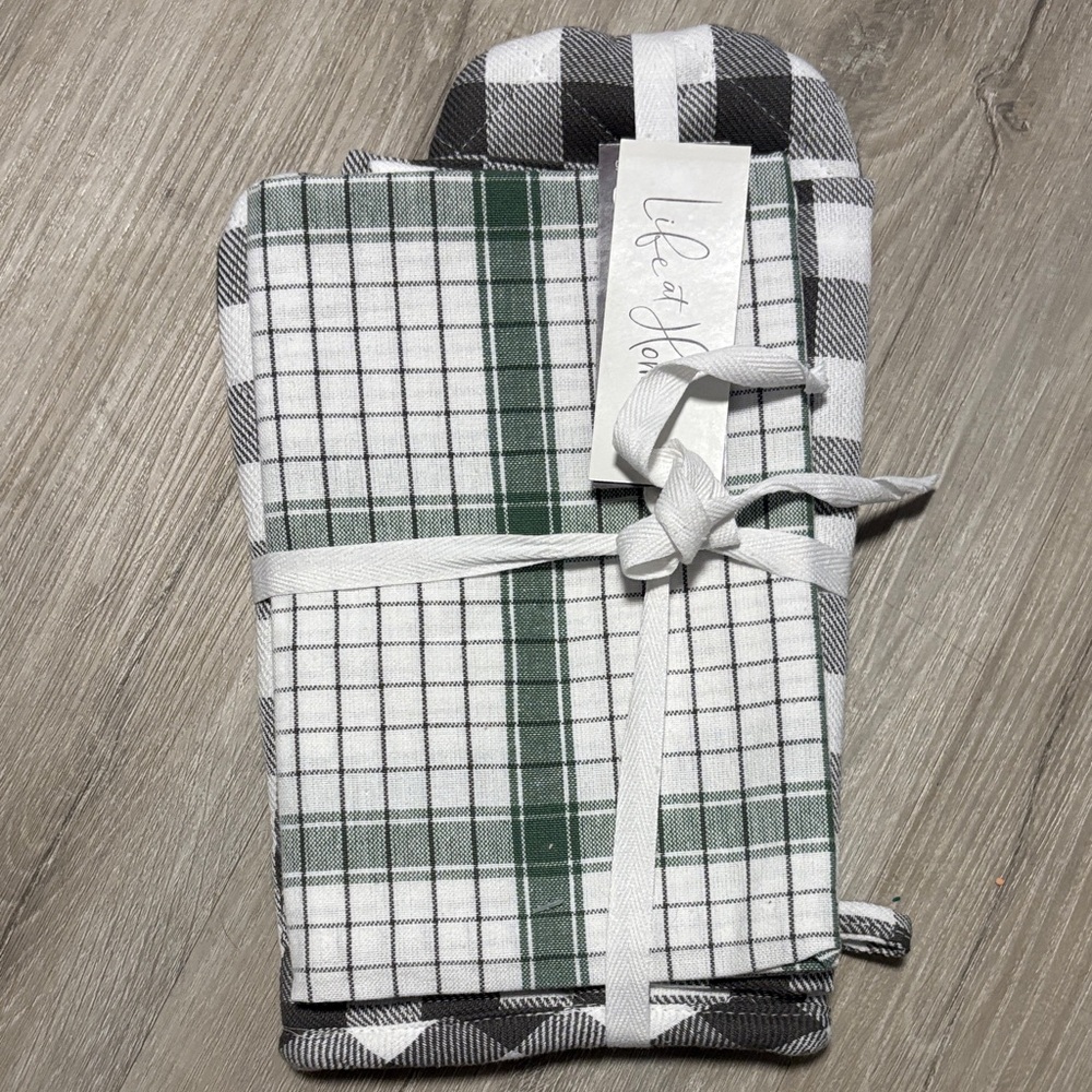 Life at Home Plaid Oven Mitt and Cloth Set